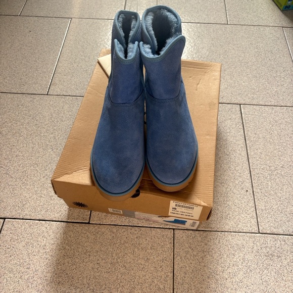 UGG Women’s Vibrant Blue Boots - Picture 5 of 8